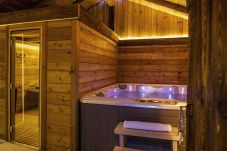 Chalet Black Wood a un jacuzzi