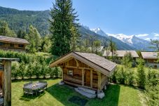 Chalet Black Wood a un jardin paisible avec un mazot (petit chalet), avec un jacuzzi et un sauna