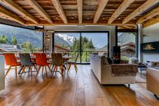 Chalet Red Fox a un espace de vie lumineux avec de grandes portes vitrées donnant sur le balcon