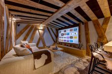 Chalet Red Fox a une salle de cinéma avec bar.