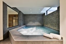 Chalet Black Stone a un espace bien-être avec une piscine intérieure