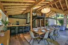 Chalet Black Stone a un espace de vie ouvert avec double hauteur