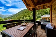 Chalet Silver Forest dispose d'un jacuzzi sur le balcon de la salle de séjour.