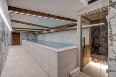 Chalet les Côtés du Lavancher a une piscine intérieure et un sauna.