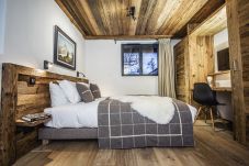 Chalet Black Wood has 3 bedrooms sleeping up to 8 people  