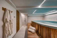 Chalet Green Forest has a swimming pool with resistance option and a shower