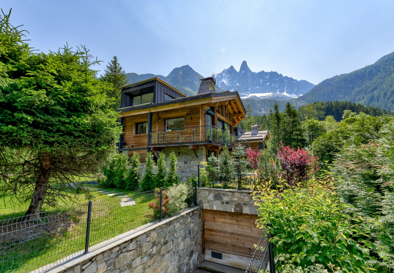 Quiet location a few minutes' drive from Chamonix Chalet Red Fox is in a quiet location a few minutes' drive from Chamonix