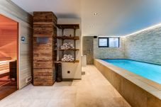 Chalet Red Fox has a wellness area with a sauna and a swimming pool  