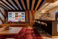 Chalet Red Fox has a cinema room with a bar