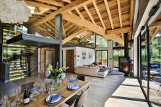 Chalet Black Squirrel has an open plan living area with double height