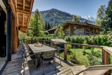 Chalet Black Stone has furniture and a BBQ for outdoor dining