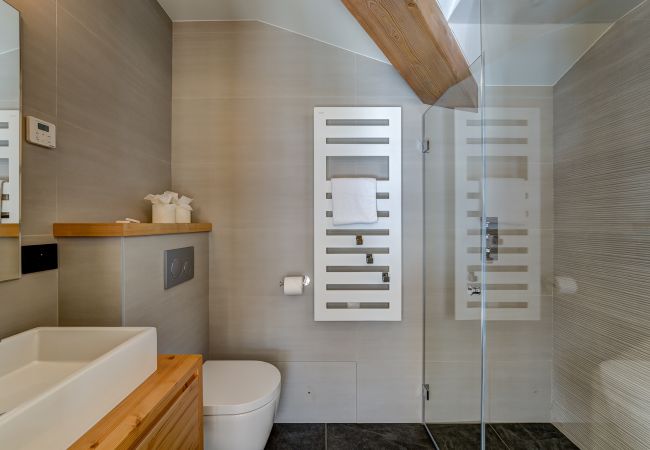 Shower room between Bedrooms 5 and 6 Chalet les Trois Soeurs has a shower room for Bedroom 5 and Bedroom 6