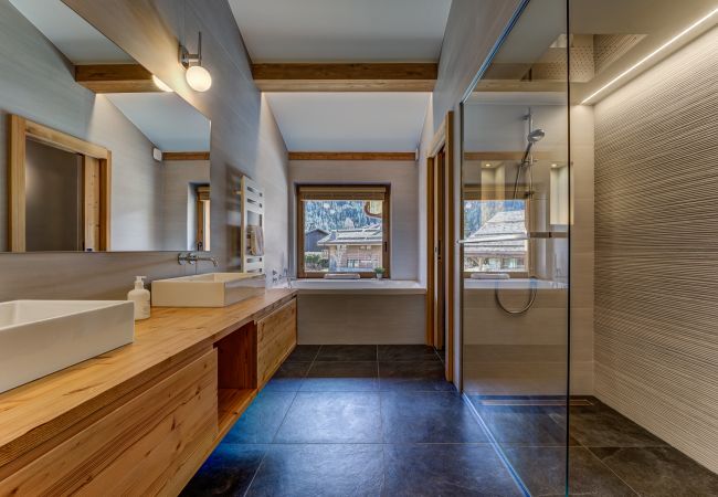 Bathroom of master suite with separate WC The master suite of Chalet les Trois Soeurs has a bathroom with a separate WC