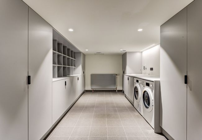 Utility room with washing machine and tumble dryer Chalet les Trois Soeurs has a utility room with a washing machine and tumble dryer