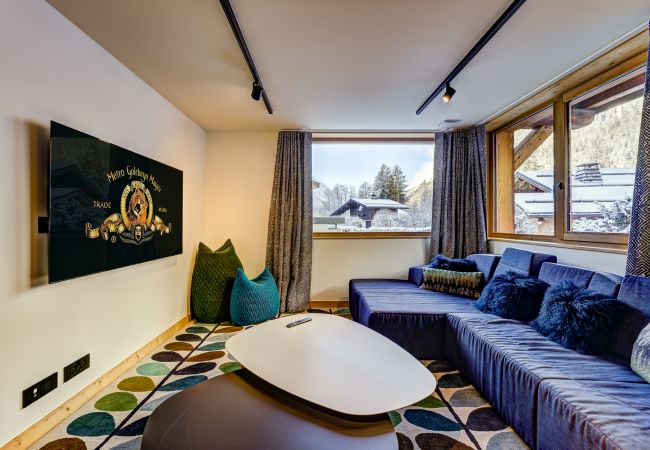 Large screen Smart TV  The TV room of Chalet les Trois Soeurs has a large screen Smart TV