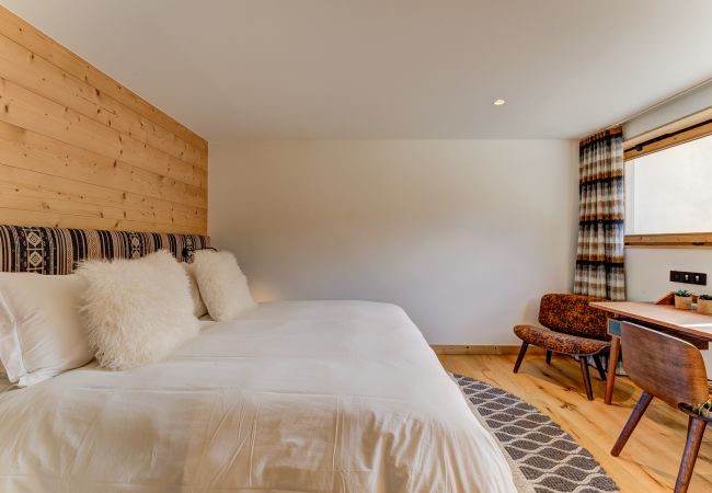 Bedroom 2, double room with ensuite  Bedroom 2 of Chalet les Trois Soeurs is a double room with ensuite