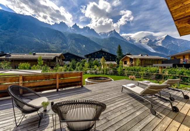 Split-level deck with hot tub and exterior furniture Chalet les Trois Soeurs has a split-level deck with hot tub and exterior furniture