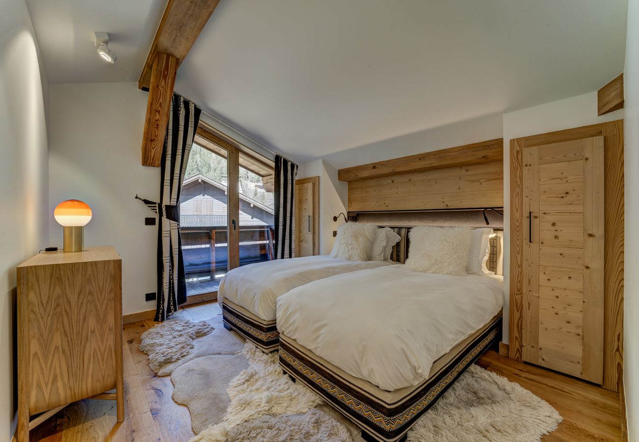 Bedroom 5, flexible double or twin room with balcony Bedroom 5 of Chalet les Trois Soeurs is a  flexible double or twin room with balcony
