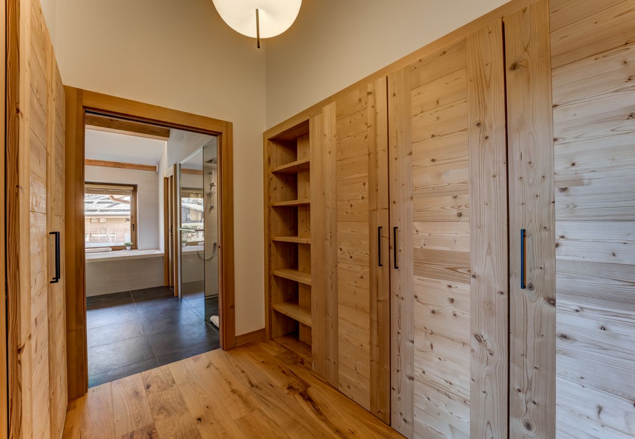 Bedroom 1, dressing area of master suite  Bedroom 1 of Chalet les Trois Soeurs has a dressing area