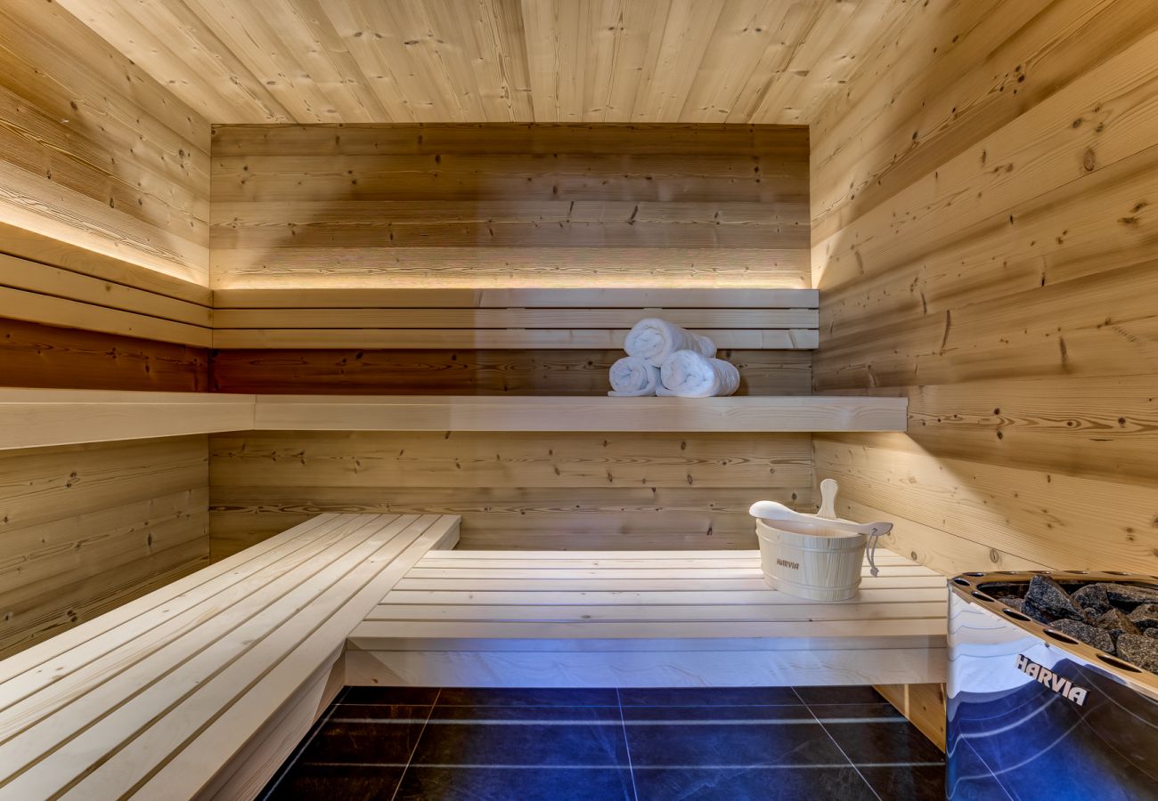 Large indoor sauna for relaxation with deep heat Chalet les Trois Soeurs has a large indoor sauna for relaxation with deep heat