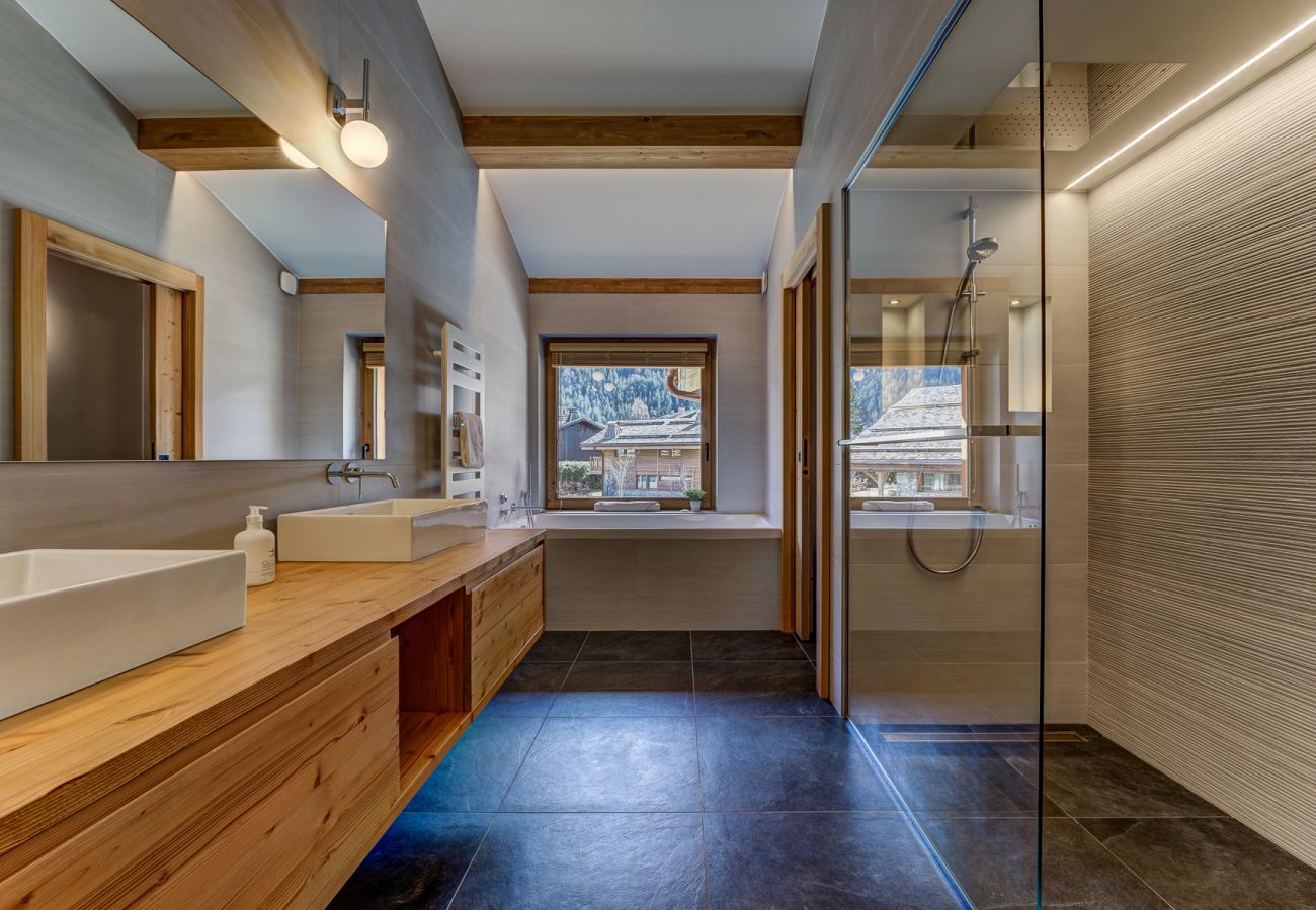 Bathroom of master suite with separate WC The master suite of Chalet les Trois Soeurs has a bathroom with a separate WC