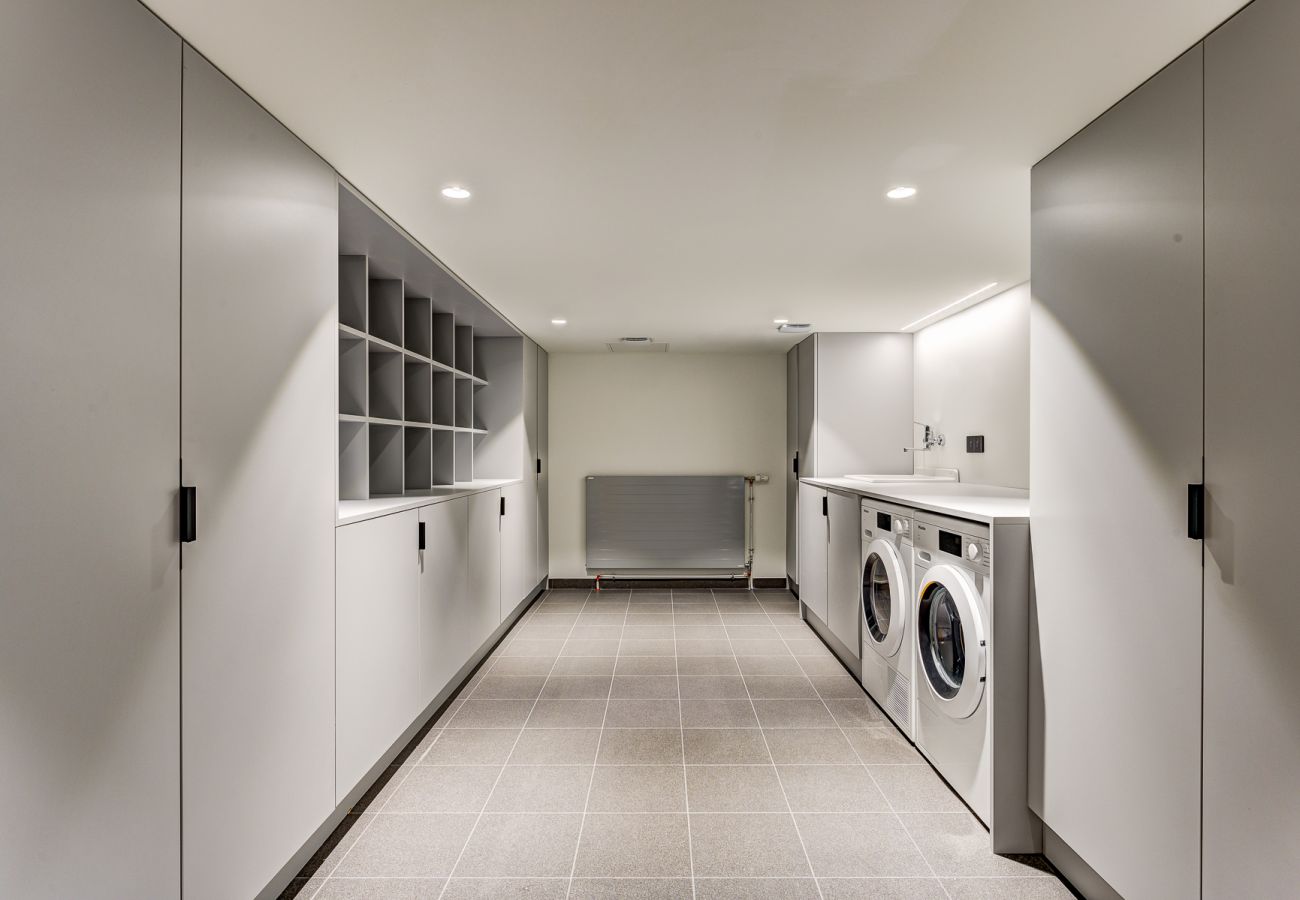 Utility room with washing machine and tumble dryer Chalet les Trois Soeurs has a utility room with a washing machine and tumble dryer