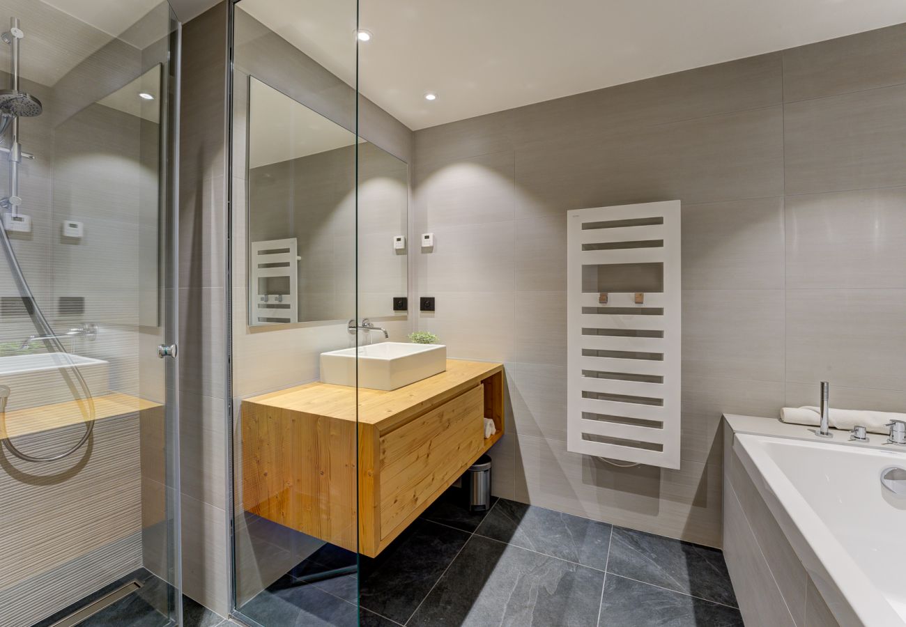 Bathroom between Bedrooms 3 and 4 Chalet les Trois Soeurs has a bathroom for Bedroom 3 and Bedroom 4