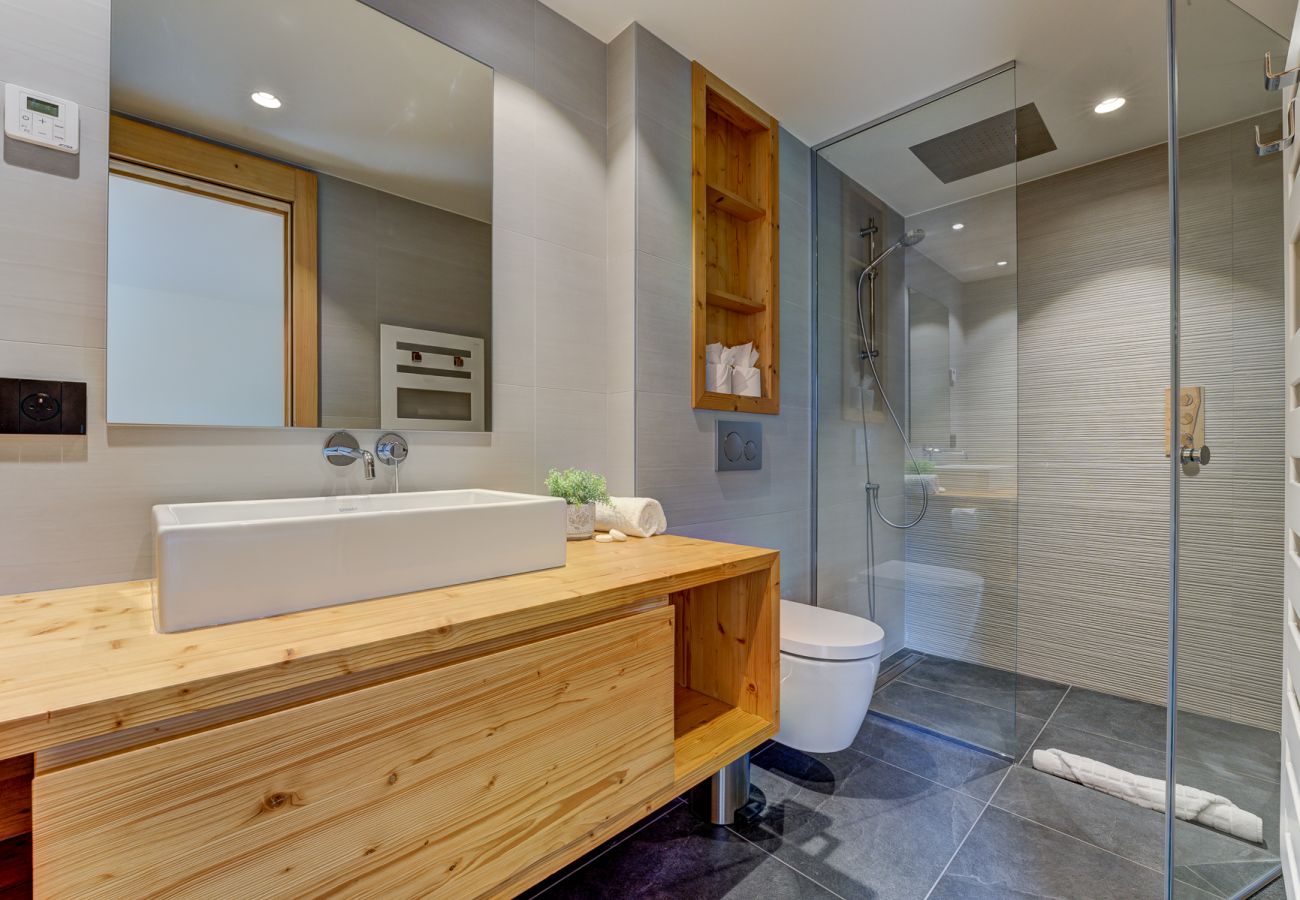 Ensuite shower room to Bedroom 2 Bedroom 2 of Chalet les Trois Soeurs has an ensuite shower room