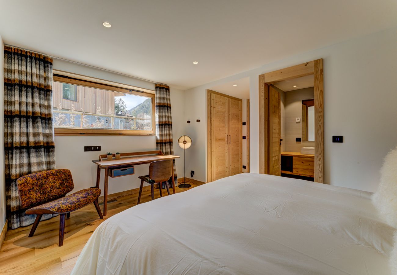 Bedroom 2, spacious with room to work Bedroom 2 of Chalet les Trois Soeurs is spacious with room to work