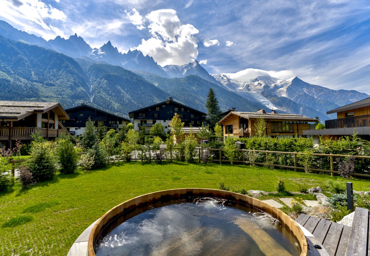 Large wooden hot tub on lower deck Chalet les Trois Soeurs has a large wooden hot tub on the lower deck