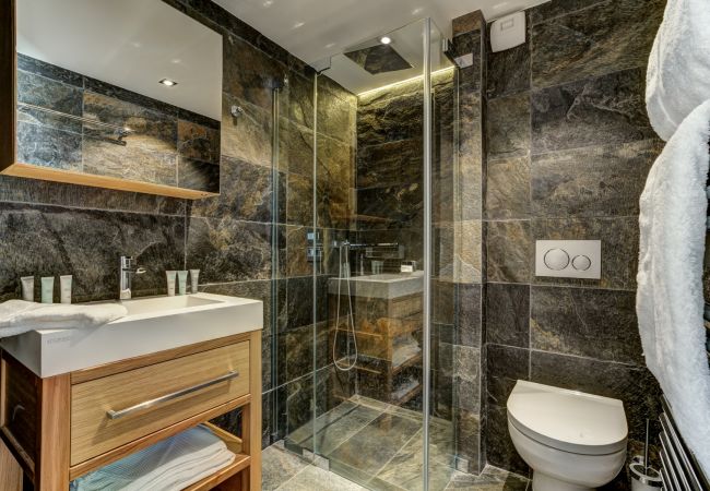 Ensuite shower room to Bedroom 4  Bedroom 4 of Chalet Black Pearl has an ensuite shower room with WC