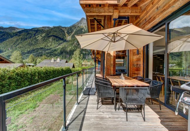 Outdoor dining table and gas BBQ  Chalet Black Pearl has outdoor dining table and a gas BBQ