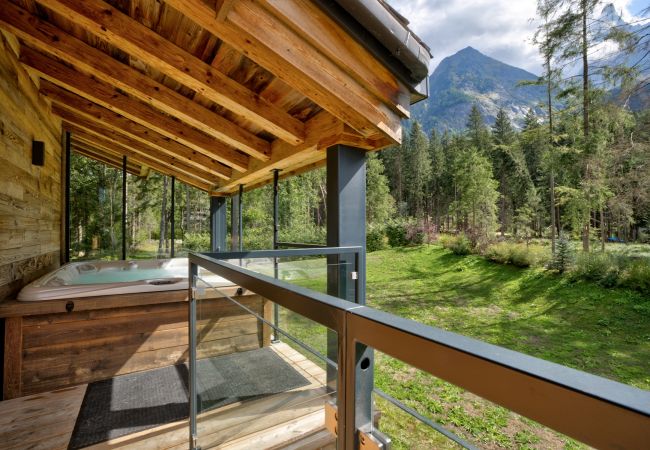 Covered hot tub for all weathers Chalet Black Pearl has a covered hot tub for all weathers
