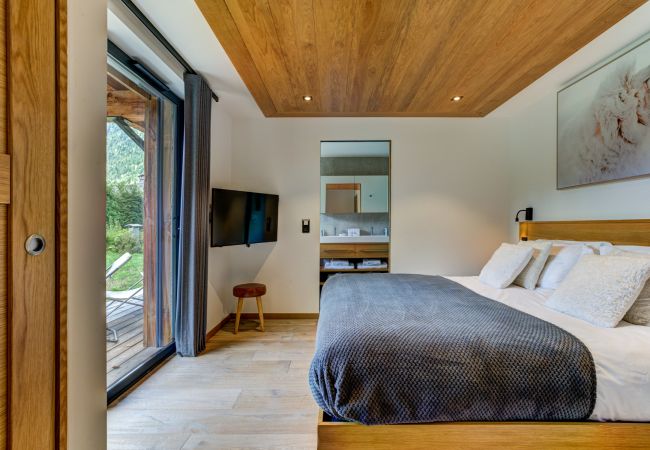 Bedroom 2, flexible double or twin room with ensuite Bedroom 2 of Chalet Black Pearl  is a flexible double or twin room with ensuite