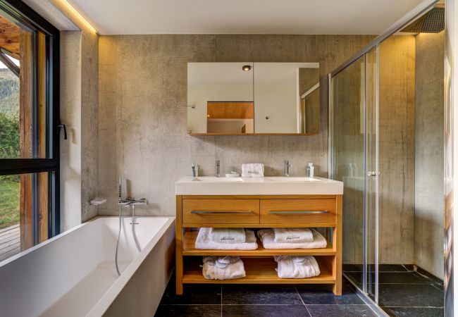 Ensuite bathroom to Bedroom 2 with separate shower, and WC The ensuite bathroom to Bedroom 2 in Chalet Black Pearl has a separate shower, and a WC