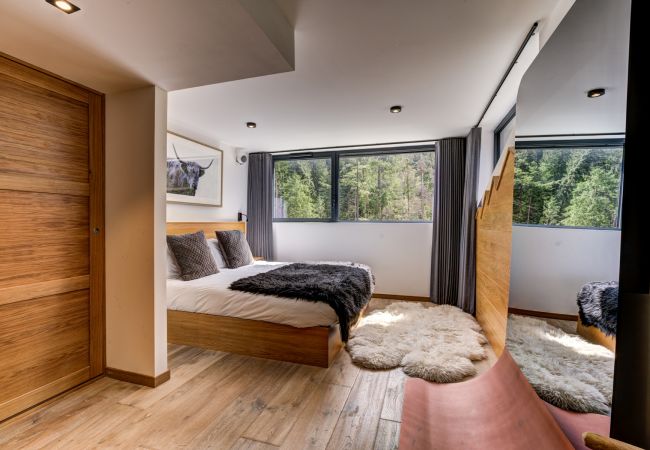 Bedroom 1, master suite with double bed, dressing area and bathroom Chalet Black Pearl has a master suite with a double bed, dressing area and bathroom
