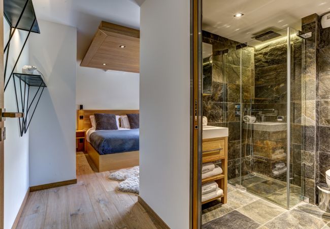 Bedroom 3, flexible double or twin room with ensuite  Bedroom 3 of Chalet Black Pearl is a flexible double or twin room with ensuite