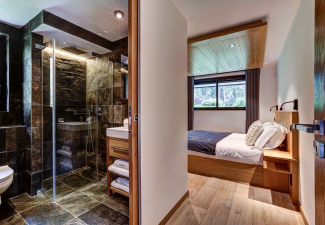 Bedroom 4, double room with ensuite Bedroom 4 of Chalet Black Pearl is a double room with an ensuite