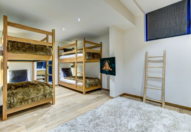 Bedroom 5, two sets of bunk beds and ensuite Bedroom 5 of Chalet Black Pearl has two sets of bunk beds, with an ensuite shower room with a WC