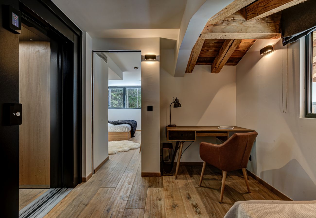 Top floor consists of master suite including an office area The top floor of Chalet Black Pearl consists of a master suite including an office area