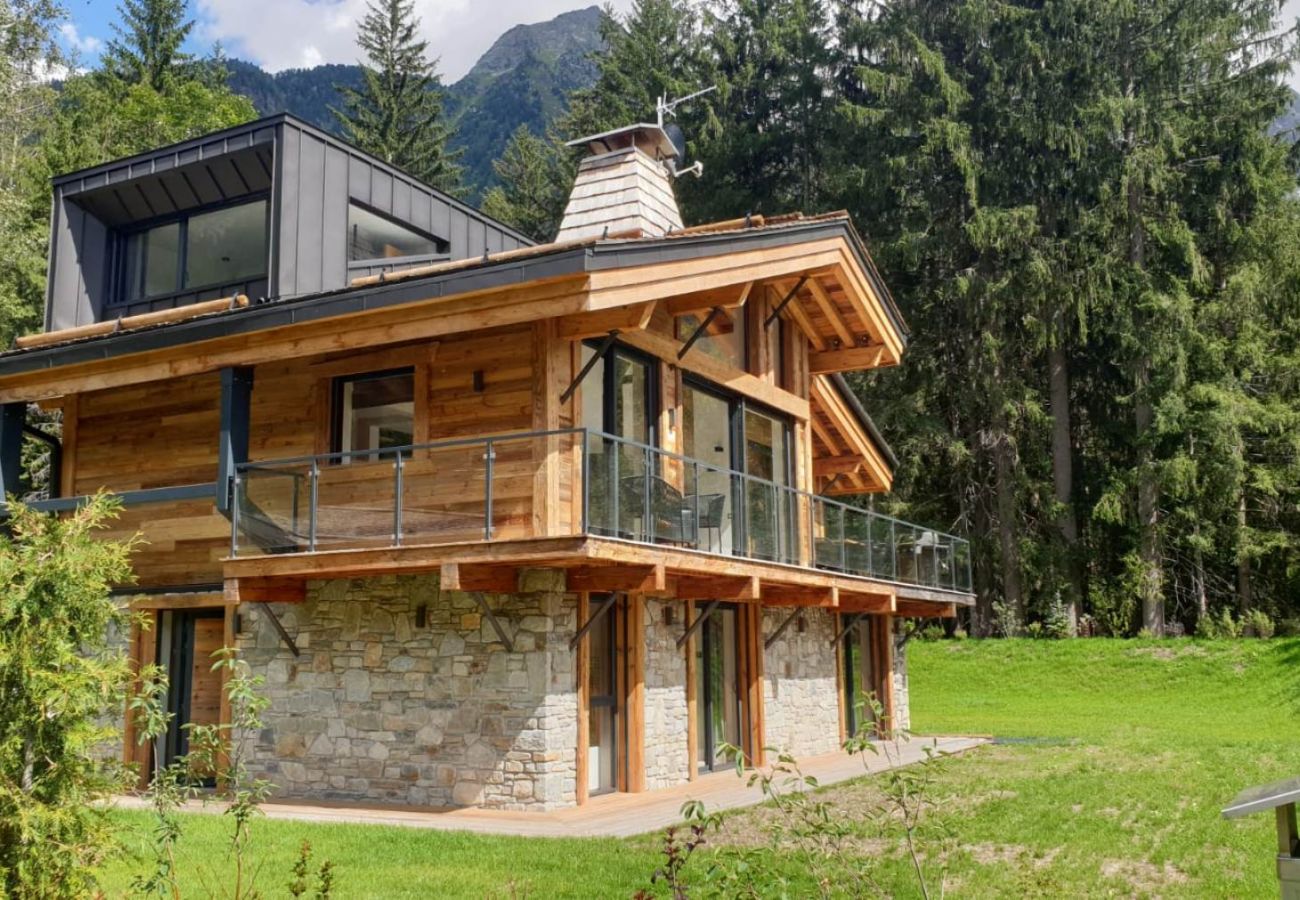 Chalet Black Pearl Chalet Black Pearl has an impressive mountain backdrop