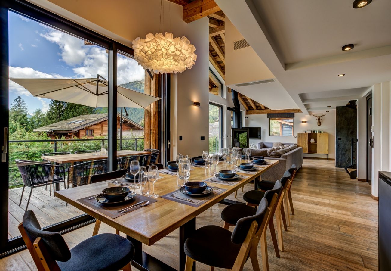 Open plan living area Chalet Black Pearl has an open plan living area with large glass doors onto the balcony