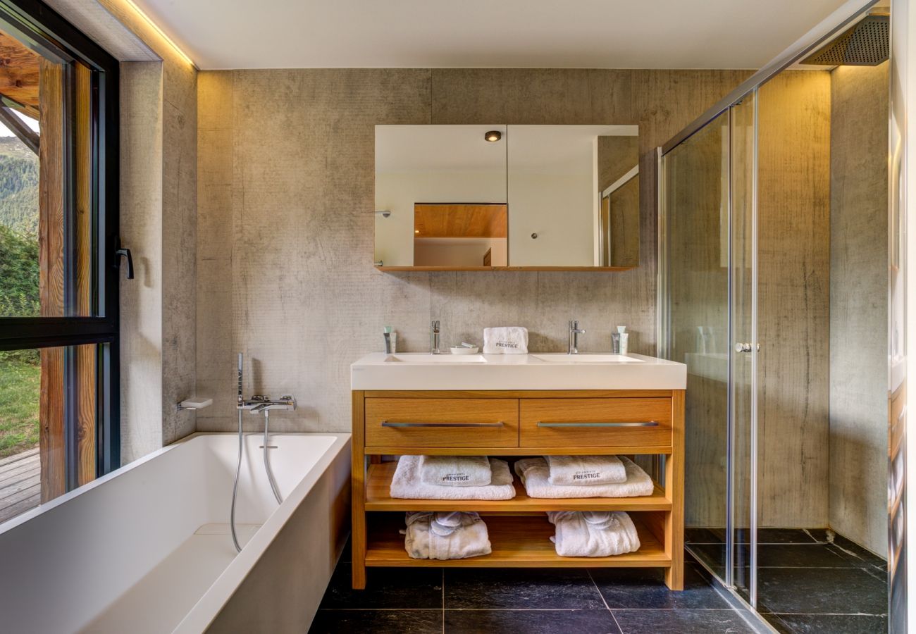 Ensuite bathroom to Bedroom 2 with separate shower, and WC The ensuite bathroom to Bedroom 2 in Chalet Black Pearl has a separate shower, and a WC