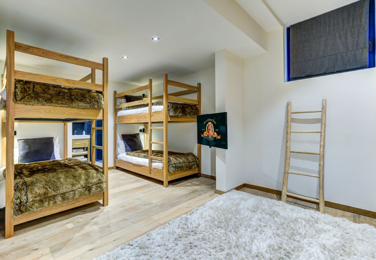 Bedroom 5, two sets of bunk beds and ensuite Bedroom 5 of Chalet Black Pearl has two sets of bunk beds, with an ensuite shower room with a WC