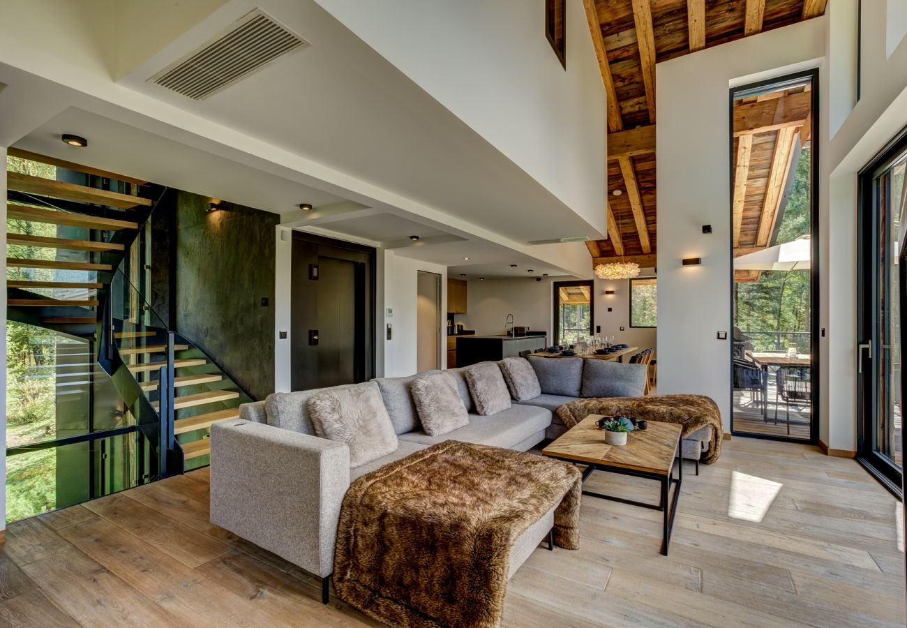 Beautiful interior with double-height lounge area Chalet Black Pearl has a double-height lounge area