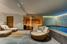 Chalet Black Pearl has a wellness area with a sauna and a swimming pool  