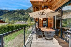 Chalet Black Pearl has outdoor dining table and a gas BBQ 