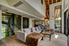 Chalet Black Pearl has a double-height lounge area