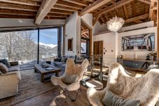 Chalet Silver Forest has an open plan, contemporary design.