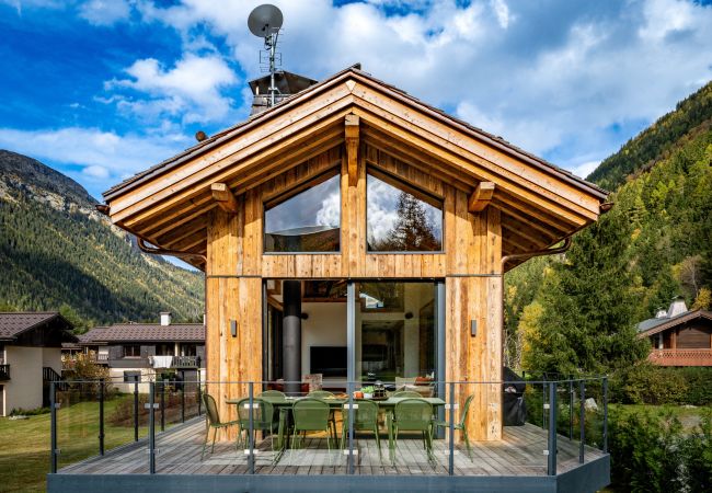 Exterior of the main part of the chalet The exterior of Chalet les Côtés du Lavancher has a large balcony.